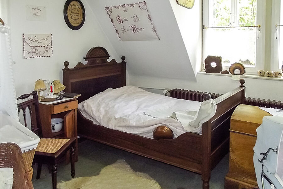 Bett um 1900 mit Nachttisch - Heimatstube Bienrode