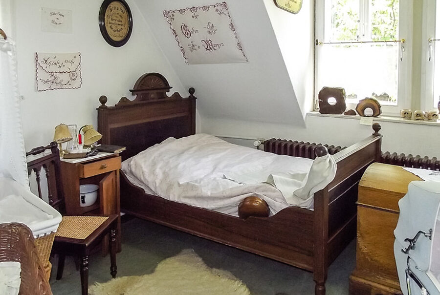 Bett um 1900 mit Nachttisch - Heimatstube Bienrode