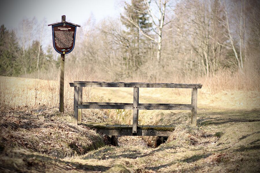 Brücke und Schild an der Hirschler-Pfauenteich-Kaskade