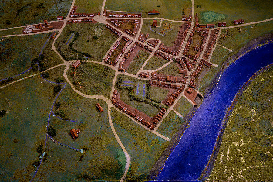 Draufsicht auf das Stadtmodell von Leer um 1400