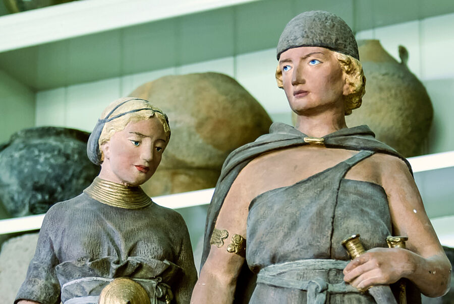 "Germane" und "Germanin" der Bronzezeit. Trachtenfiguren nach Grabfunden.