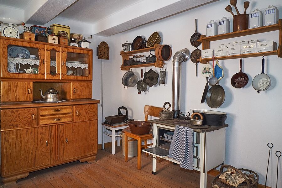 Blick in die AUsstellung mit Küchenutensilien