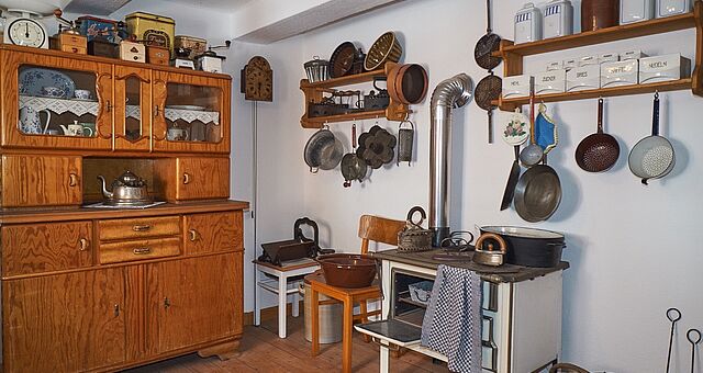Blick in die AUsstellung mit Küchenutensilien