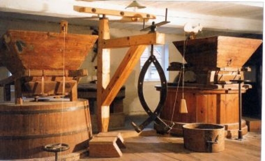 Zwei vorführbereite Mahlvorgänge, vom Wasser angetrieben in der Wilhelm Busch Mühle
