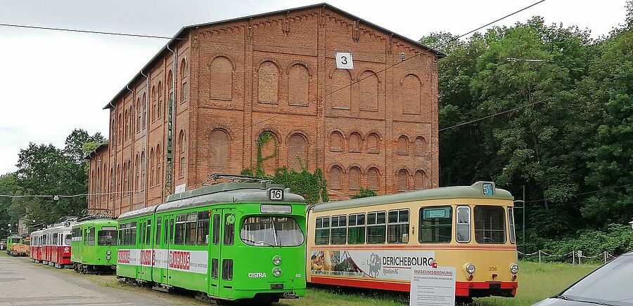 Die ehemalige Salzmühle mit historischen Straßenbahnen des Hannoverschen Strassenbahnmuseums