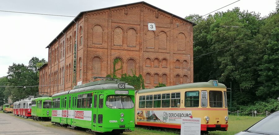 Die ehemalige Salzmühle mit historischen Straßenbahnen des Hannoverschen Strassenbahnmuseums