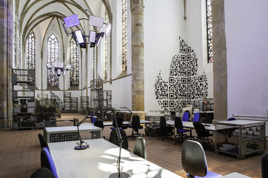 Installation in einem Kirchenschiff