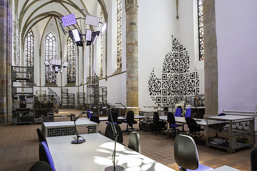 Installation in einem Kirchenschiff