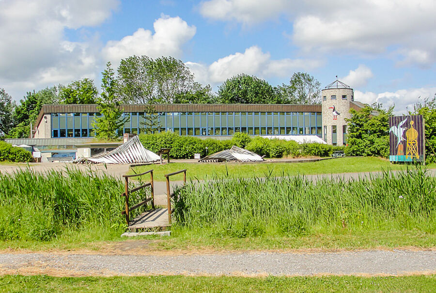 Museumsgebäude mit Aussichtsturm - Natureum Niederelbe