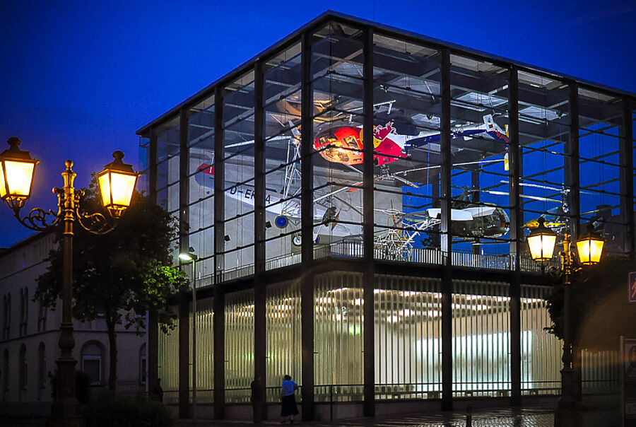 Außenansicht Hubschraubermuseum Neubau bei Nacht