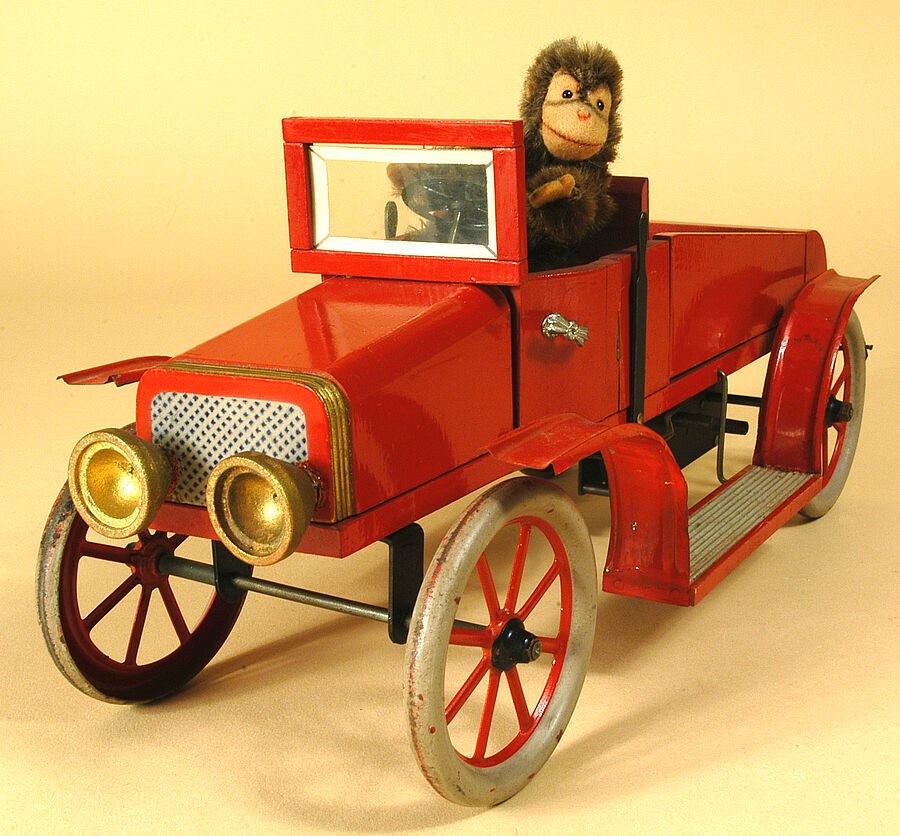 Rotes Auto im Spielmuseum Soltau