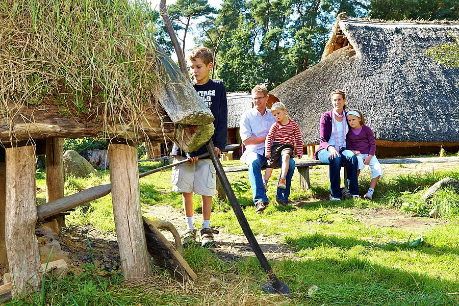 Familie auf dem Bronzezeithof