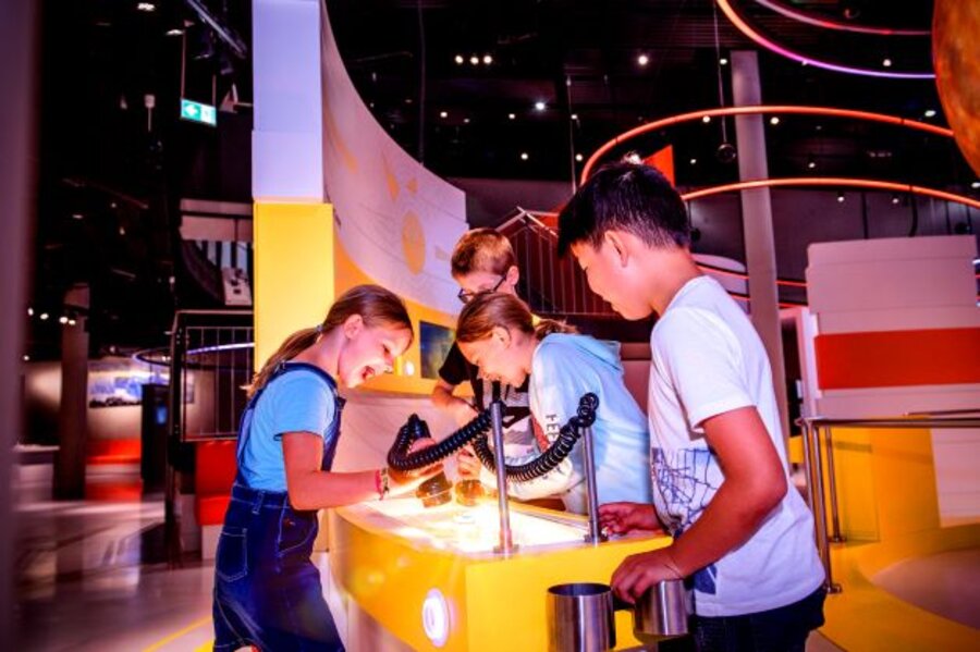 Kinder beim Experimentieren in der Ausstellung