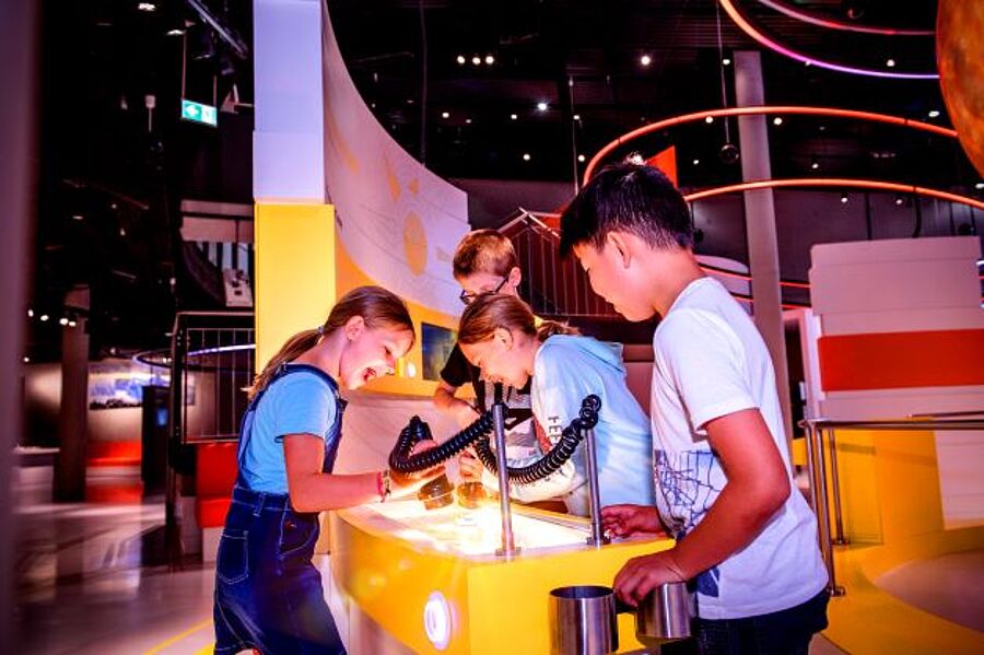 Kinder beim Experimentieren in der Ausstellung