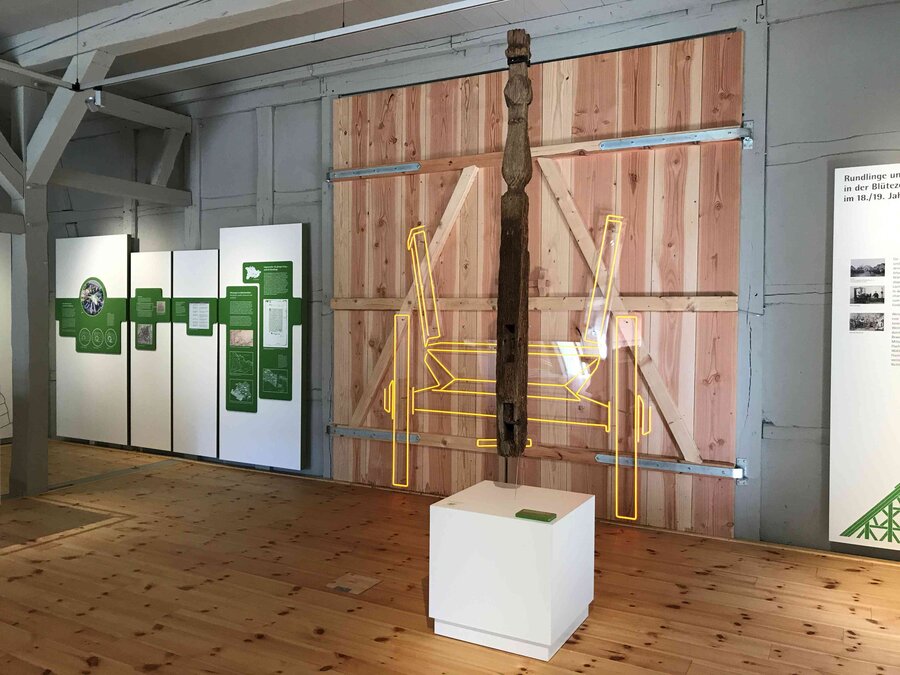 Blick in die Rundlingsausstellung, Foto: Sarah Kreiseler Blick in die Ausstellung, Innenraum einer Fachwerkscheune mit großer Schiebetür
