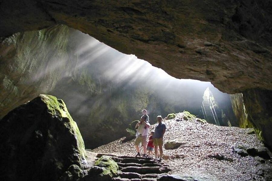 Sonnenlicht scheint in die "Blaue Grotte"