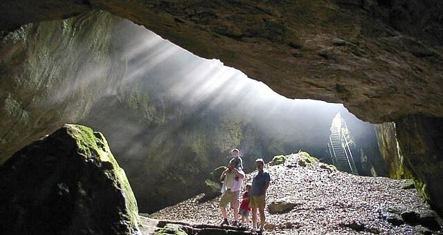 Sonnenlicht scheint in die "Blaue Grotte"