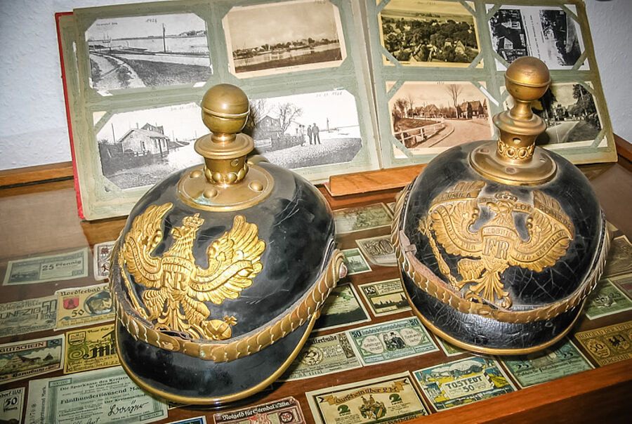 Militärausstellung (2 Helme und Fotoalbum)  im Heimatmuseum Geversdorf