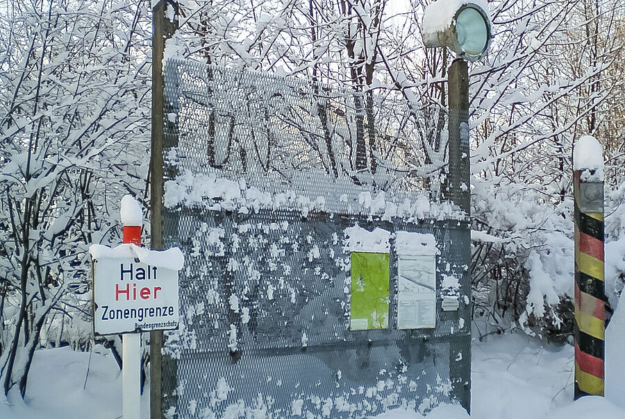 Sperranlagen der ehemaligen innerdeutschen Grenze vor dem Museum im Winter