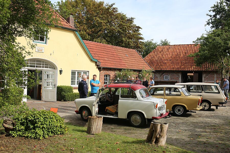 Trabbis vor dem Heimatmuseum Wiefelstede 