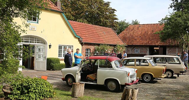 Trabbis vor dem Heimatmuseum Wiefelstede 