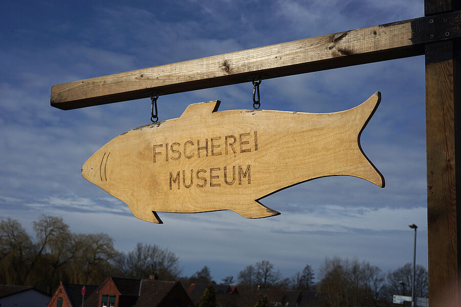 Hinweisschild zum Fischereimuseum am Elberadweg