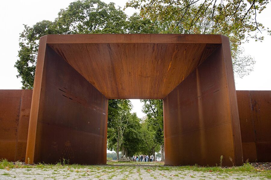 Cortenstahl-Tor auf dem Außengelände der Gedenkstätte Esterwegen