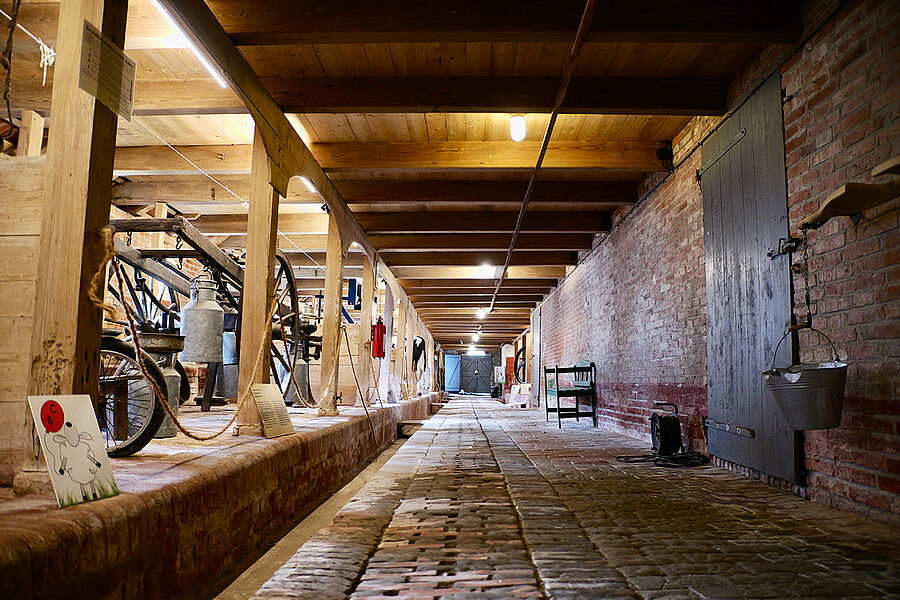 Blick in die Ausstellungshalle des Ostfriesischen Landwirtschaftsmuseums Campen