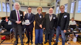 Minister Falko Mohrs präsentiert den Tagungsband
