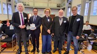 Minister Falko Mohrs präsentiert den Tagungsband