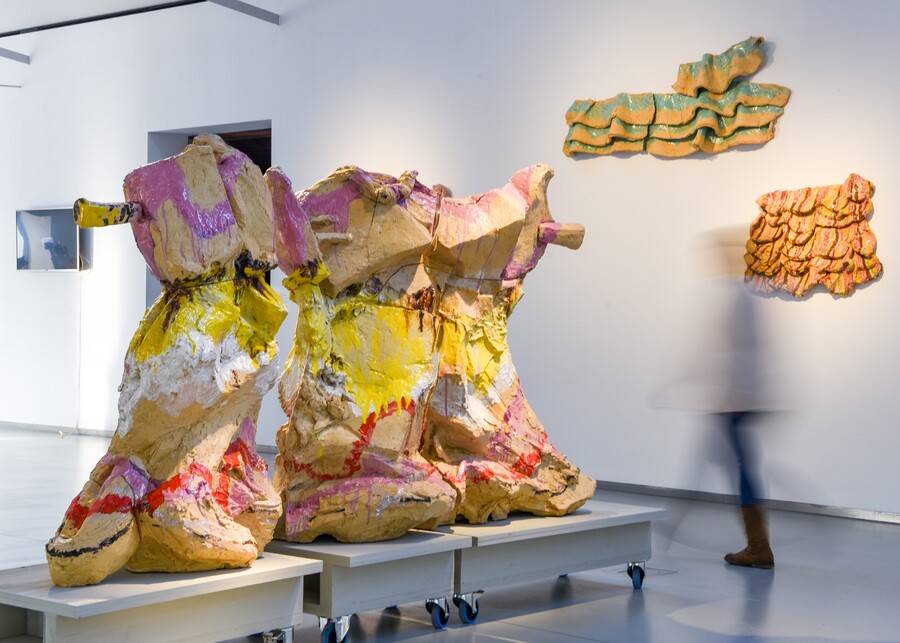 Clémence van Lunen, Rock & Roll curtain, 2024, glasiertes Steinzeug, VG Bild-Kunst, Bonn 2026