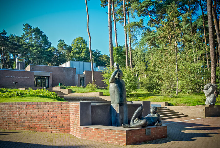 Große Kunstschau Worpswede, im Vordergrund der Bacchusbrunnen von Waldemar Otto und die "Wut" von Bernhard Hoetger