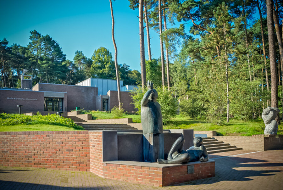 Große Kunstschau Worpswede, im Vordergrund der Bacchusbrunnen von Waldemar Otto und die "Wut" von Bernhard Hoetger