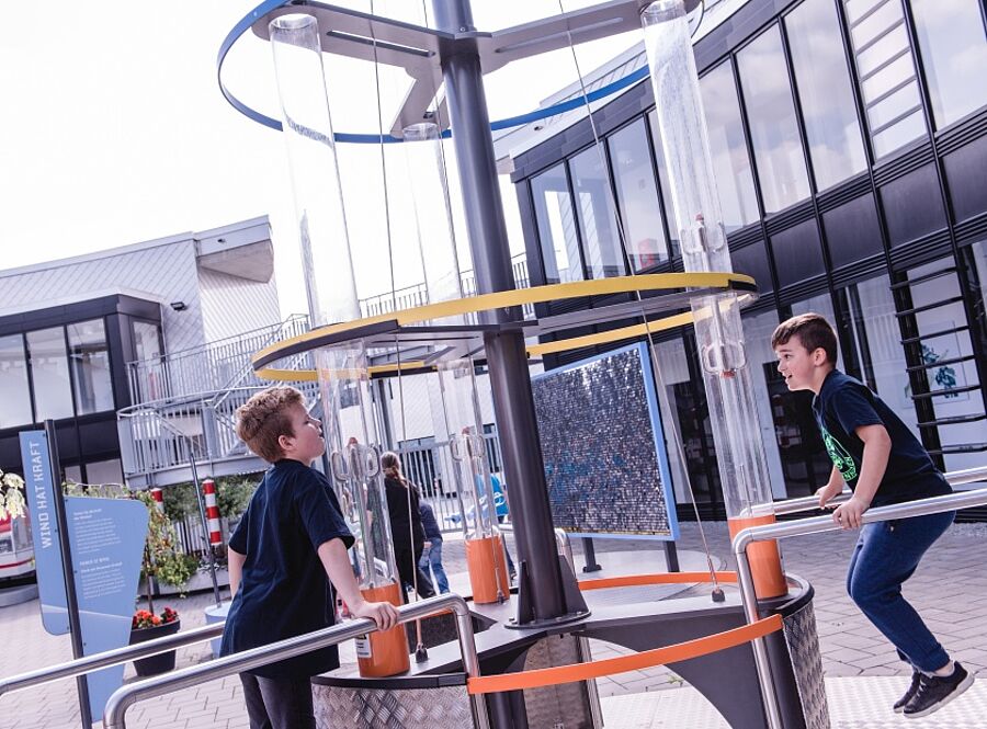 Kinder beim Spielen im Energiegarten im Innenhof des EEZ