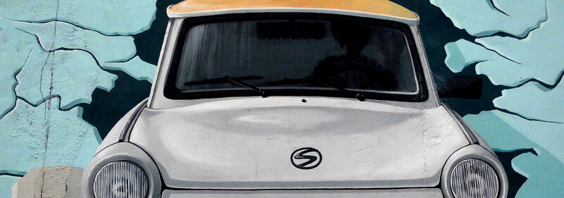 Trabbi durchbricht Mauer