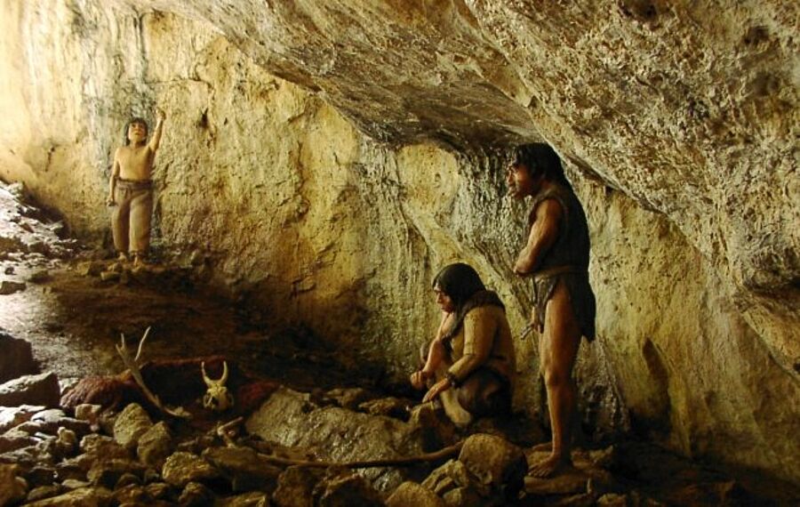 Neandertaler-Inszenierung in der "Blauen Grotte"