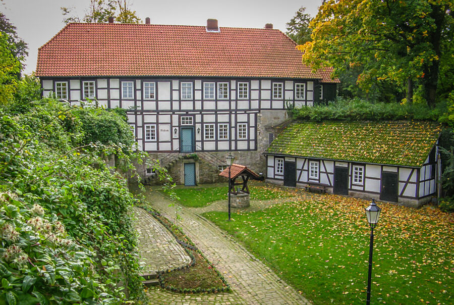 Burginnenhof mit Museumsgebäude, dem früheren Amtsgericht