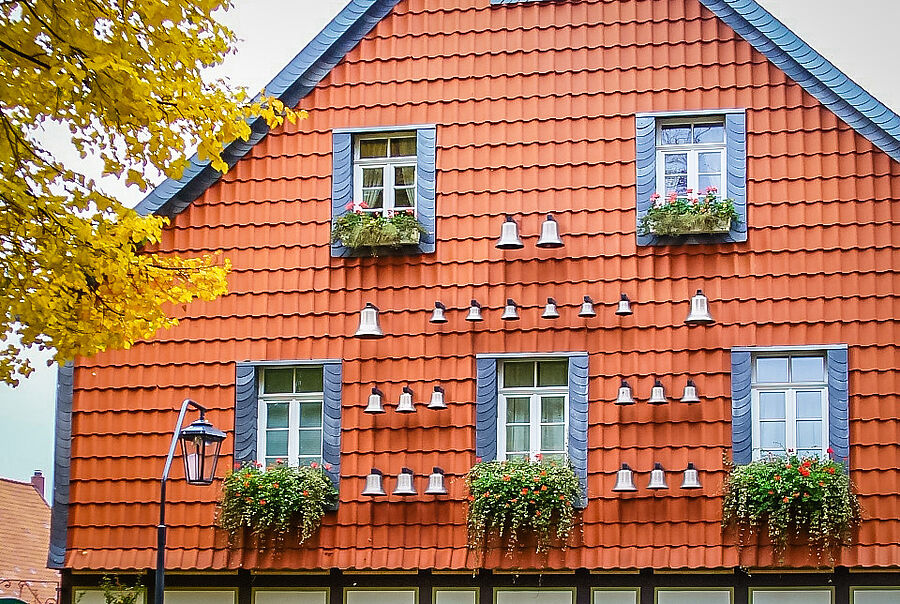 Glockenspiel an der Fassade des Turmuhrenmuseums Bockenem