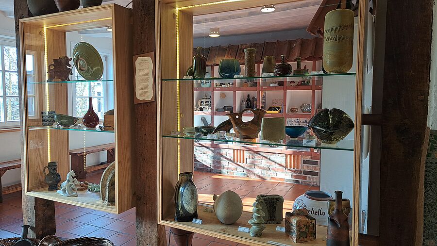 Blick auf eine Ausstellungsvitrine mit verschiedenen Töpfergegenständen