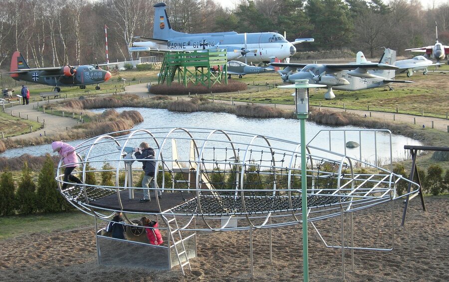 Außengelände mit Spielplatz - Aeronauticum