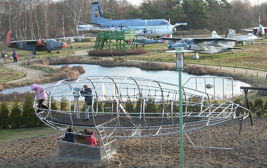 Außengelände mit Spielplatz - Aeronauticum