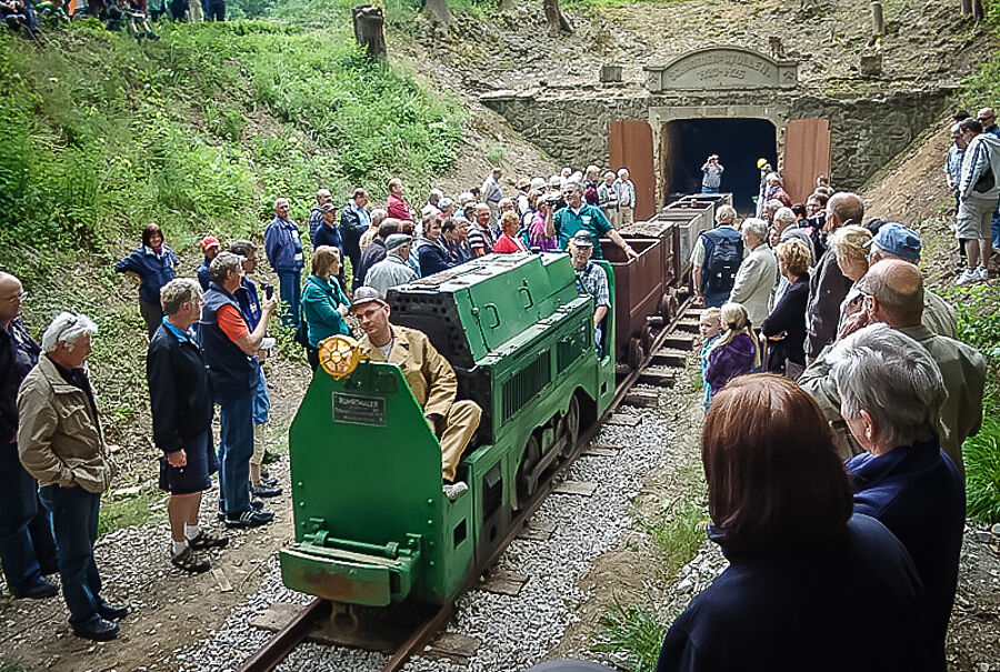 Portal und Grubenbahn beim 1. Stollenfest 2011 - Besucherbergwerk und Grubenbahnmuseum Schroederstollen