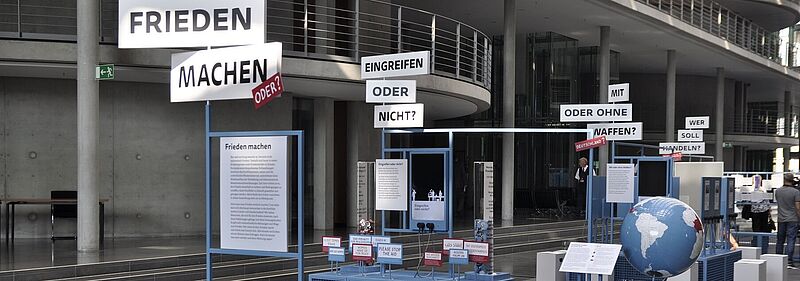 Blick in die Ausstellung "Frieden machen", Foto: Bundeszentrale für politische Bildung Blick in die Ausstellung "Frieden machen"