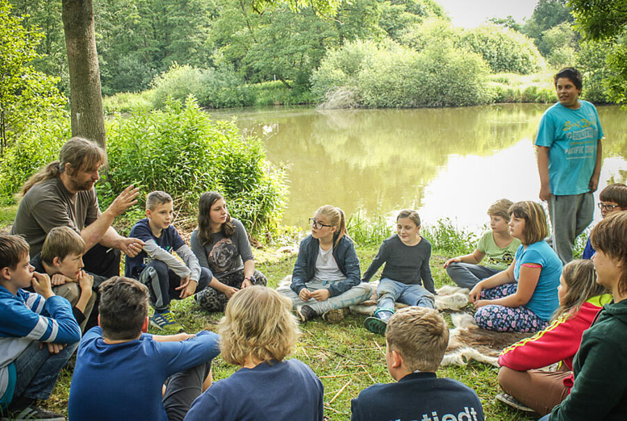 Im Steinzeitlager erhalten Gruppen einen Eindruck vom Leben der Menschen in der Mittelsteinzeit