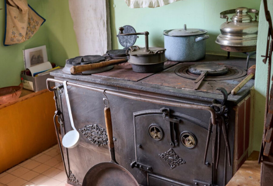 Blick in die Ausstellung: historischer Herd / Kochstelle