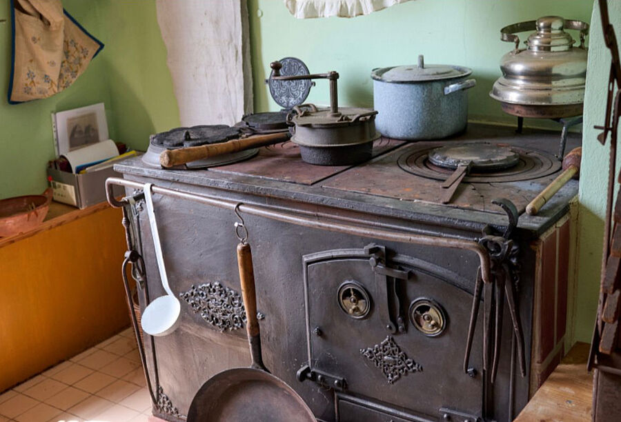 Blick in die Ausstellung: historischer Herd / Kochstelle