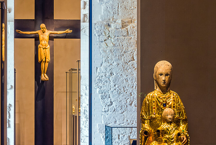 Im Vordergrund die Große Goldene Madonna aus dem Dom und im Hintergrund das Ringelheimer Kruzifix, beide frühes 11. Jahrhundert