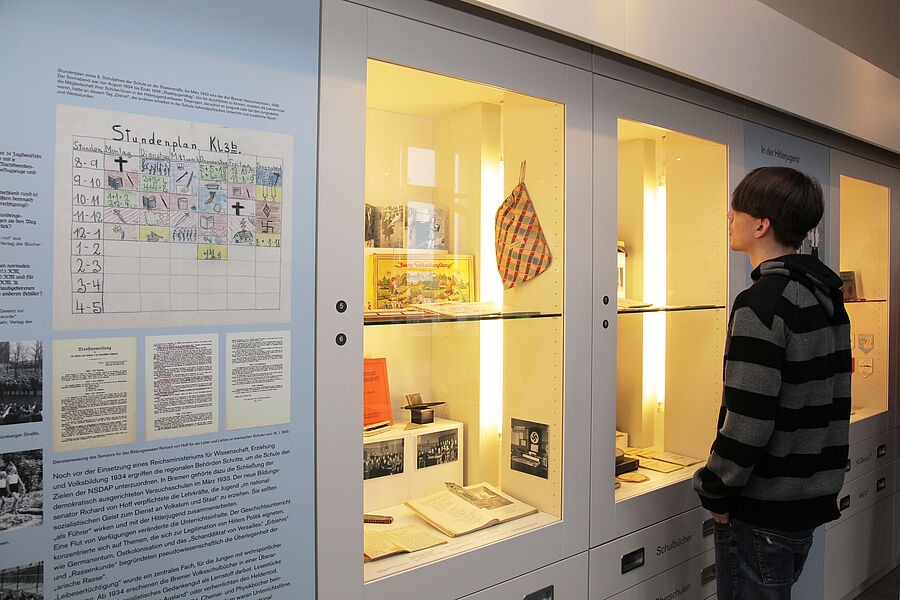 Blick in die Abteilung Kindheit und Jugend im Nationalsozialismus im Schulmuseum Bremen