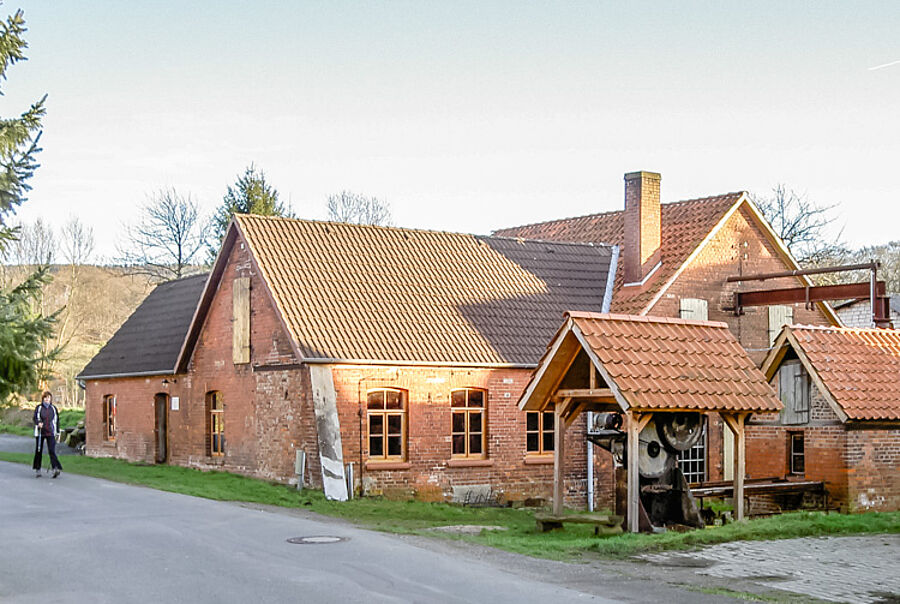 Straßenansicht und Eisenschere mit Überdachung