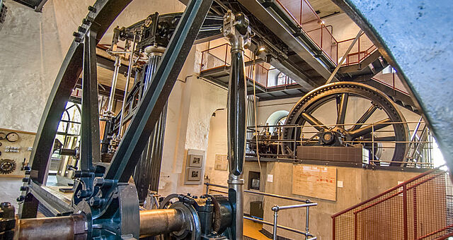 Zwei Historische Dampfmaschinen im Betrieb